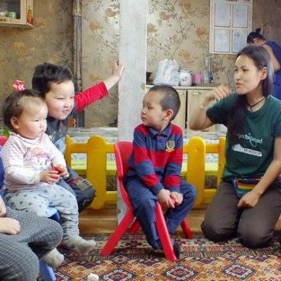 As part of the their volunteer work with children for teenagers in Mongolia, volunteers do a fun activity with children. Children and volunteers sing English songs as part of community volunteer work for teenagers in Mongolia.